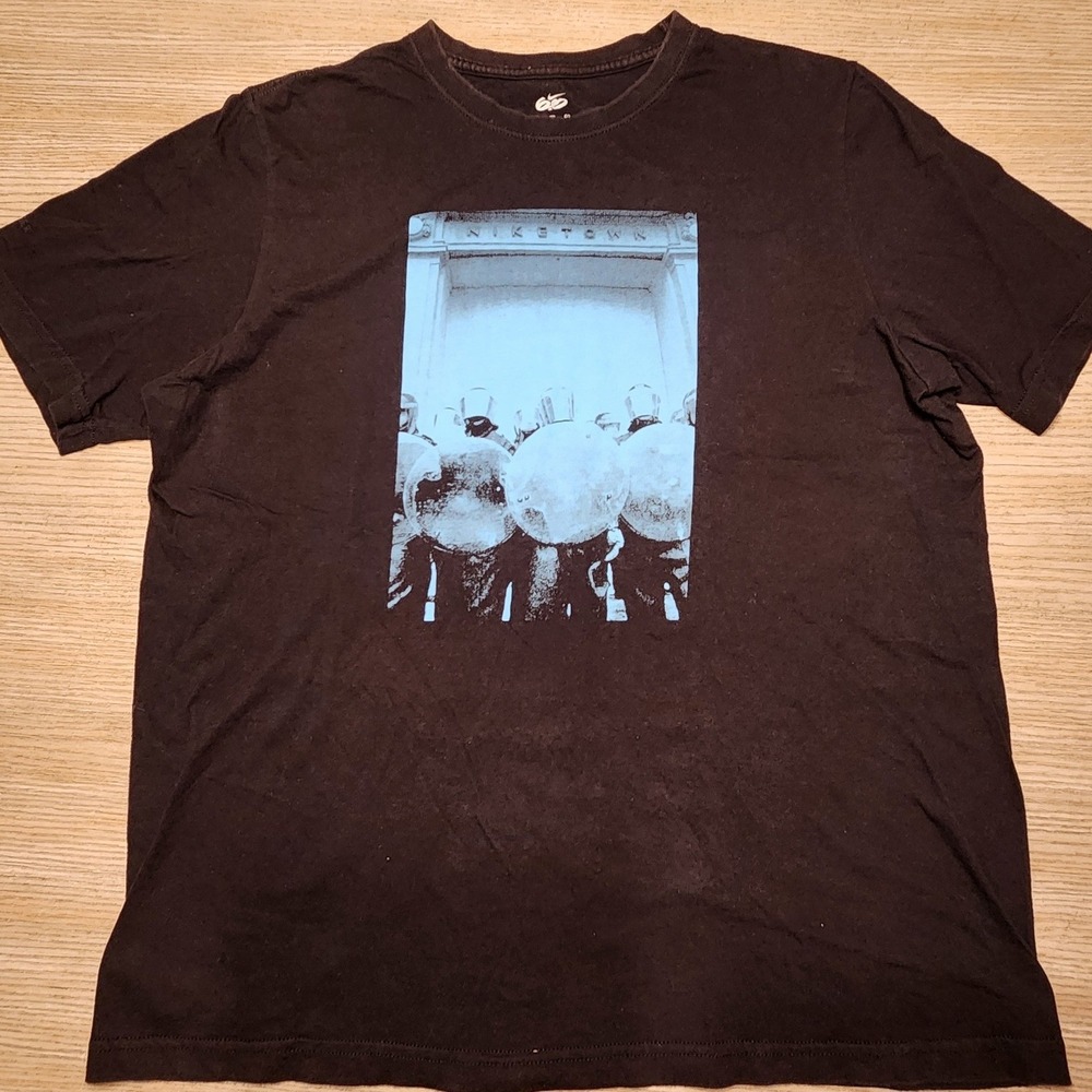 VTG Nike 6.0 Hamburger Eyes Niketown Riot Police Graphic T-Shirt Streetwear Y2K